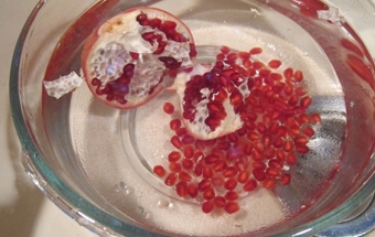 очищаємо гранат від шкірки