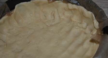 викладаємо тісто у форму для випікання