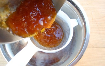 проціджуємо фруктову глазур через сито
