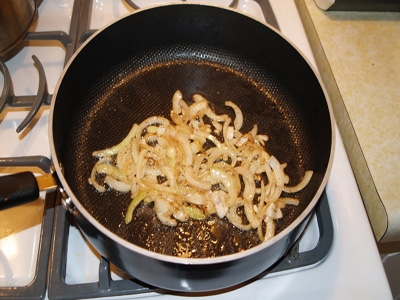 смажену цибулю півкільцями