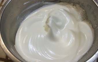 збити до піків яєчні білки