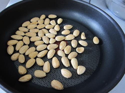 обсмажуємо мигдаль