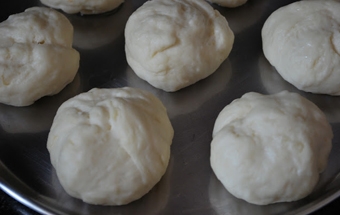 скачуємо з шматочків тіста кульки