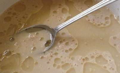 Розчиняємо дріжджі з цукром в теплій воді