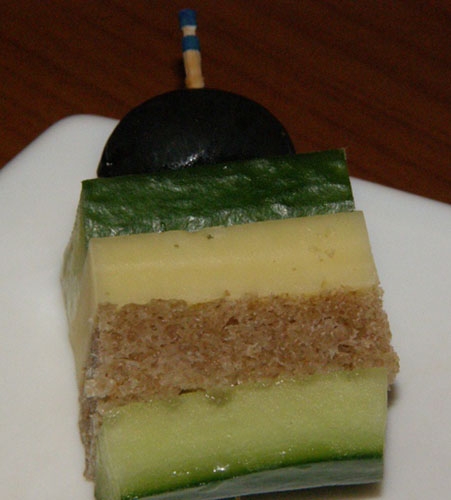 Нанизуємо на шпажки канапе