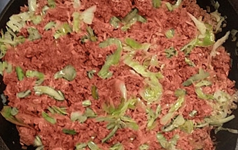 перемішуємо капусту з м'ясним фаршем
