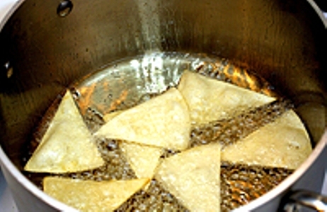 обсмажуємо тортильї у фритюрниці