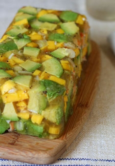 викладаємо застиглий салат на піднос