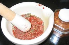 спеції подрібнюємо в ступці