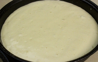 виливаємо тісто в мультиварку