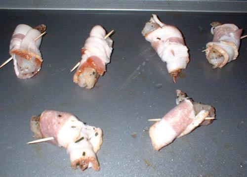 скріплюємо креветки з беконом шпажкою