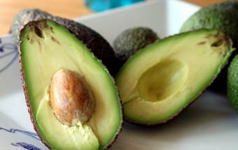 розрізаємо на дві половинки авокадо