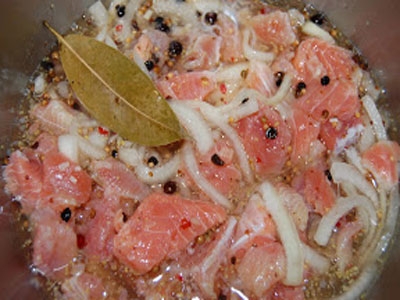 солона риба з цибулею