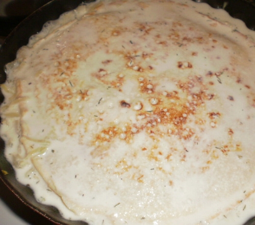 Готовий апетитний млинцевий пиріг з капустою