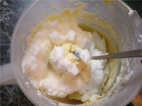 вводимо білки і замішуємо тісто