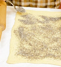 Посипаємо тісто цукром і маком