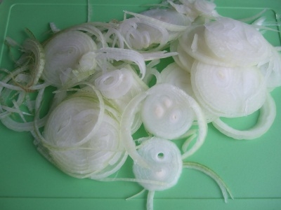 чистимо й нарізаємо цибулю