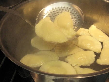 відварюємо вареники