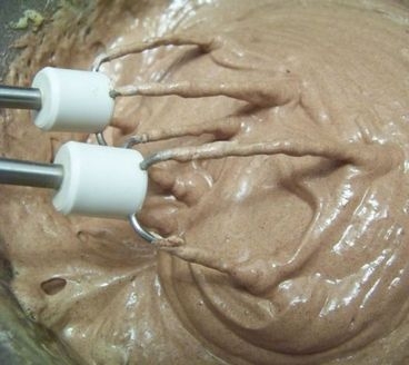 додаємо какао і борошно