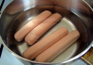 Варимо сосиски до готовності