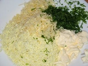 Заправляємо змішані інгредієнти майонезом