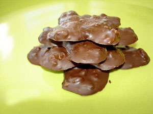 Почергово склеюємо яруси ялинки