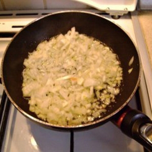 цибулю на сковороді