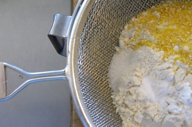 Просіваємо борошно через сито