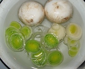 Відварюємо цибулю і гриби