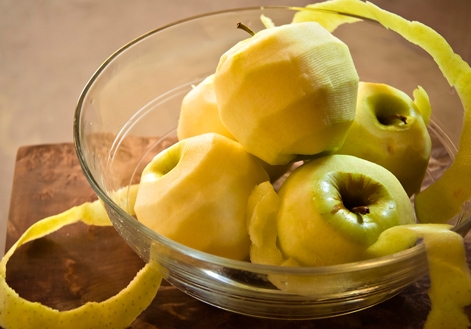 очищаємо яблука від шкірки