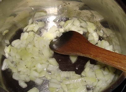 Пасеруємо цибулю