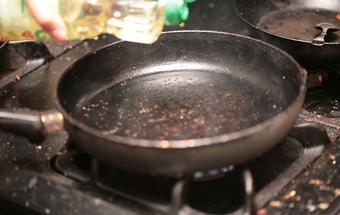 наливаємо рослинне масло в сковороду