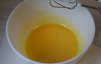 збиваємо жовтки