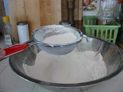 просіваємо борошно через сито