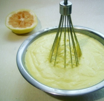 змішуємо борошно з маслом і жовтками