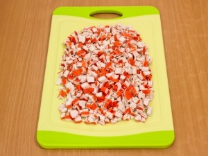 нарізаємо крабові палички