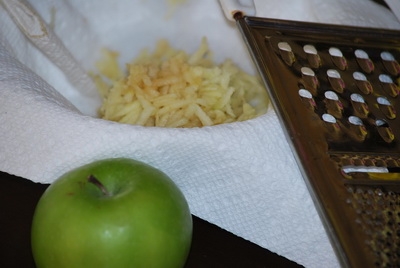 натираємо яблуко