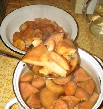 потім викладаємо їх в каструлю