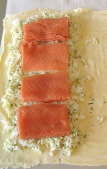 начинку викладаємо на шматочки лосося