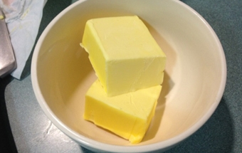 викладаємо маргарин в тарілку