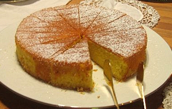 нарізаємо бісквіт в мультиварці на порційні шматочки