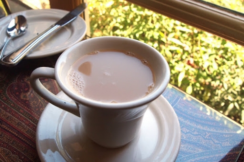 ароматний чай з м'ятою і пелюстками троянд