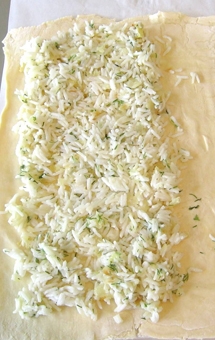 викладаємо начинку на половину тестового листа