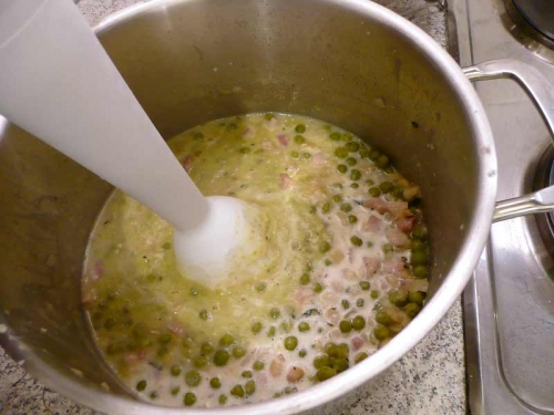 блендер в каструлі