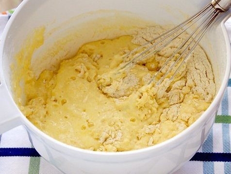 замішуємо тісто для пирога