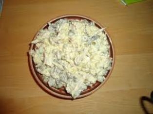 змішуємо і заправляємо салат