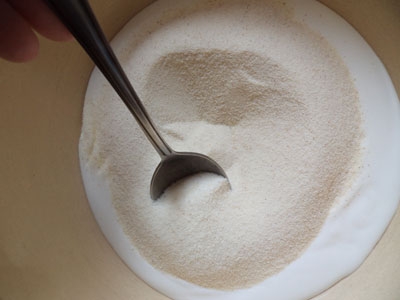 манка і сметана в мисці