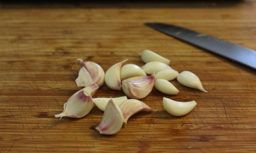 очищаємо часник