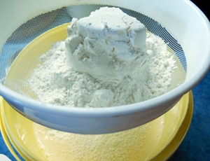 Просіваємо борошно через сито