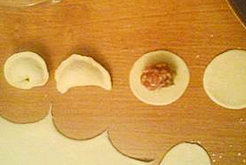 Формуємо пельмені малютка